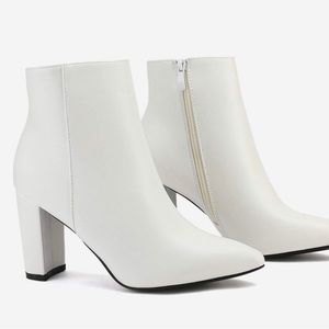 Dream Pairs Women’s White chunky high heel ankle boots. Size 9.5